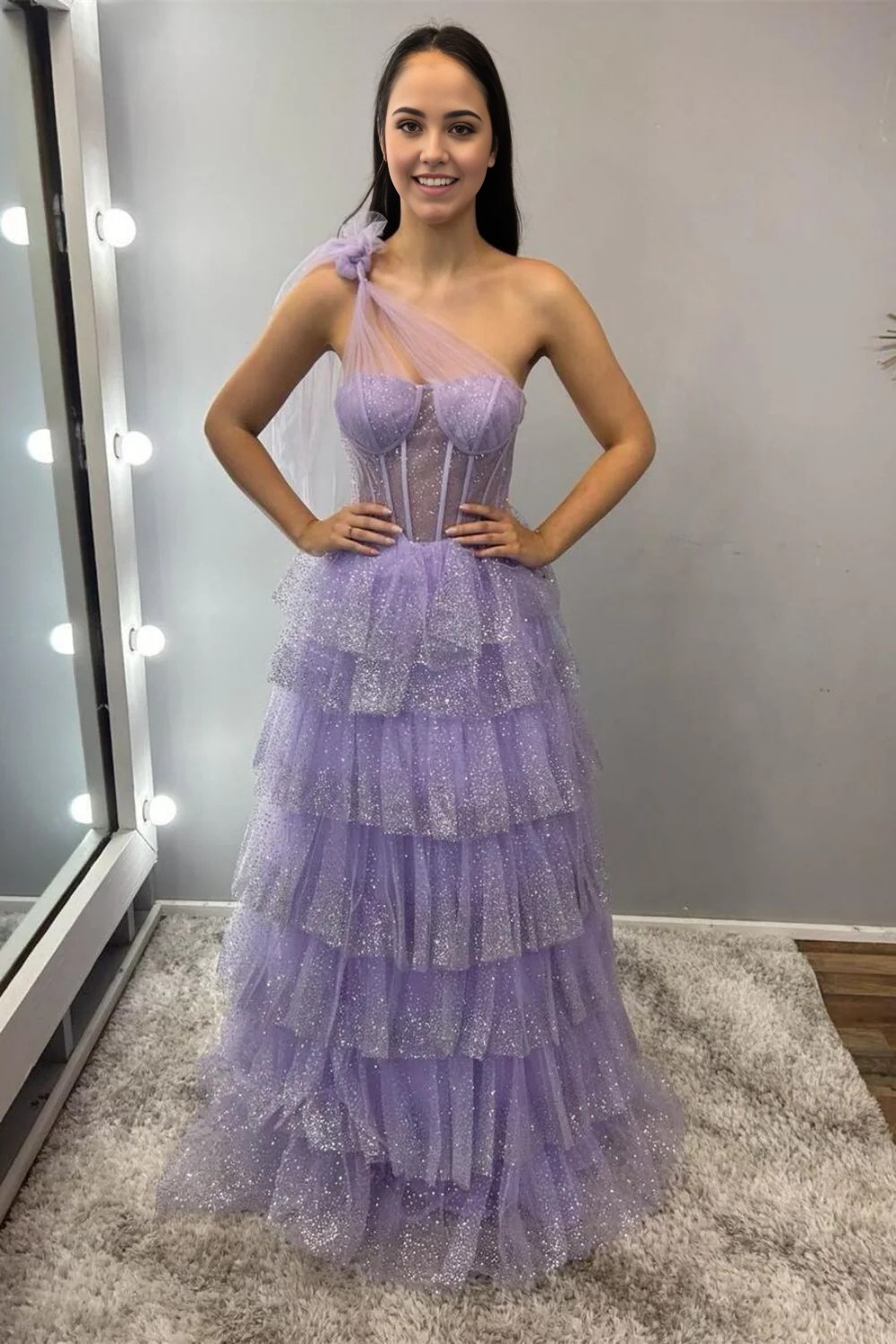 Vestido de fiesta morado con corsé, corte A y un hombro, con volantes